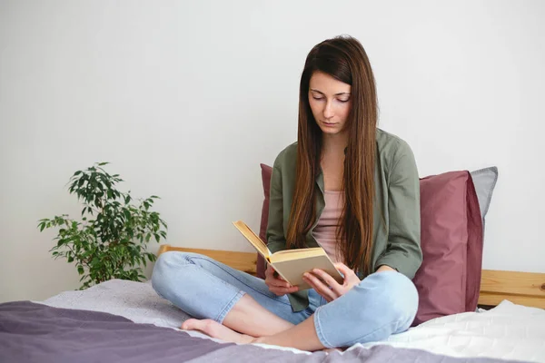 Young Woman Reading Book Home Slow Life — Stock Photo, Image