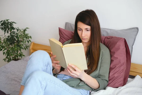 Young Woman Relaxing Home Reading Book — Stock Photo, Image