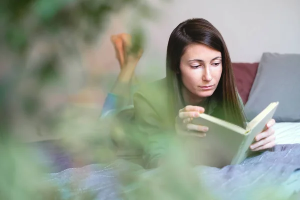 Young Woman Lying Bed Reading Book — Stock Photo, Image