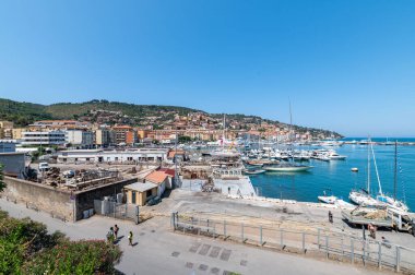 Porto Santo Steefano, İtalya 24 Temmuz 2021: Porto Santo Stefano manzarası limandan görüldü