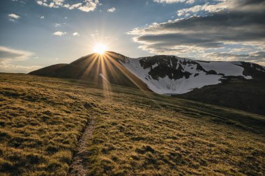 Güneş, Colorado 'daki Flora Dağı' nın üzerinde batar