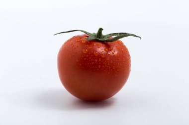 Beyaz arkaplanda izole edilmiş domates
