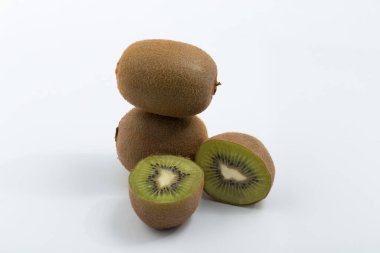 Beyaz arkaplanda yeşil kivi