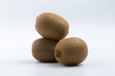 Beyaz arkaplanda üç yeşil kivi