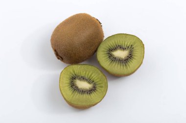 kivi beyaz arkaplanda bölündü