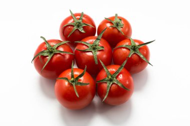 Beyaz arkaplanda kiraz domatesi