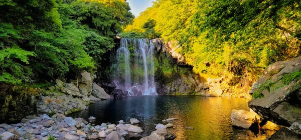 Jeju Adası Ndaki Dağların Ortasında Kore Şelalesi — Stok fotoğraf