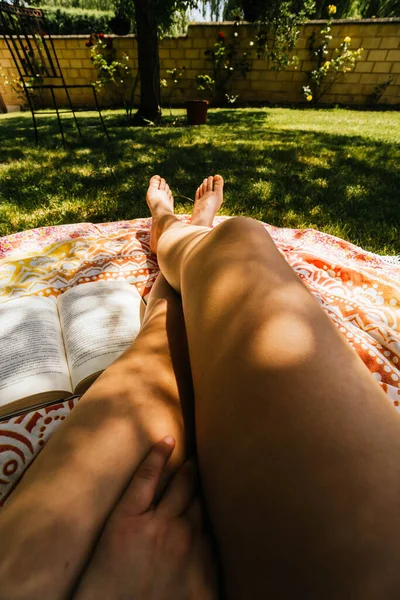 Woman Reading Towel Garden Swimsuit Tree — Stock Photo, Image