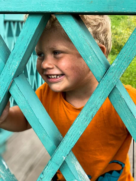 Junge Jahre Blickt Durch Ein Loch Einem Grünen Zaun — Stockfoto