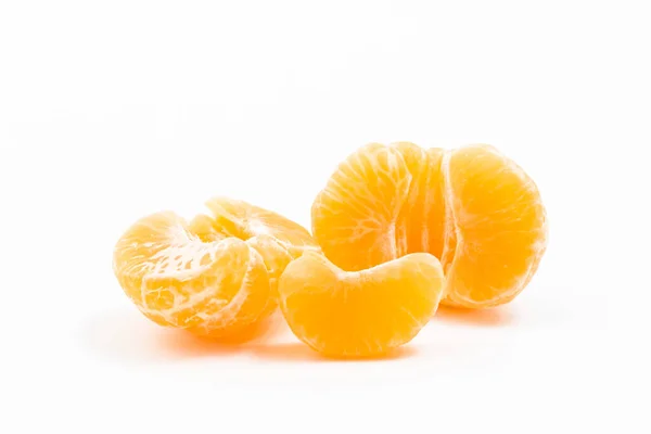 Mandarina Pelada Sobre Fondo Blanco — Foto de Stock