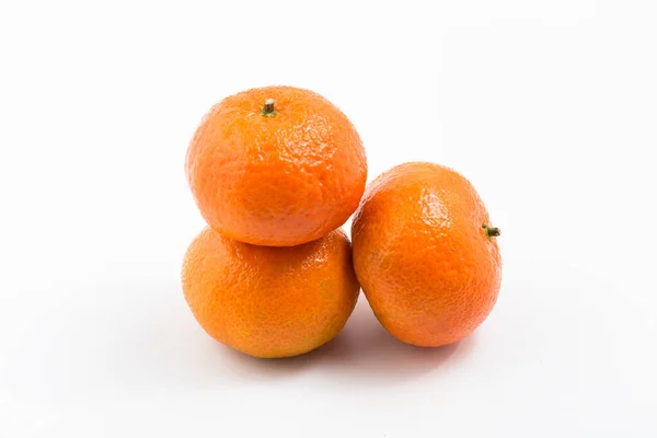 Tři Mandarinky Bílém Pozadí — Stock fotografie