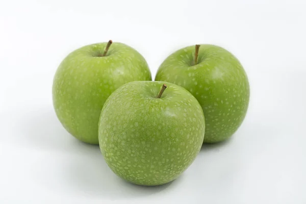 Grüne Äpfel Auf Weißem Hintergrund — Stockfoto