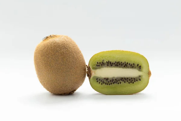 Kiwi Split Bílém Pozadí — Stock fotografie