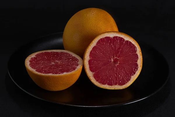 Pomelo Rojo Sobre Fondo Negro —  Fotos de Stock