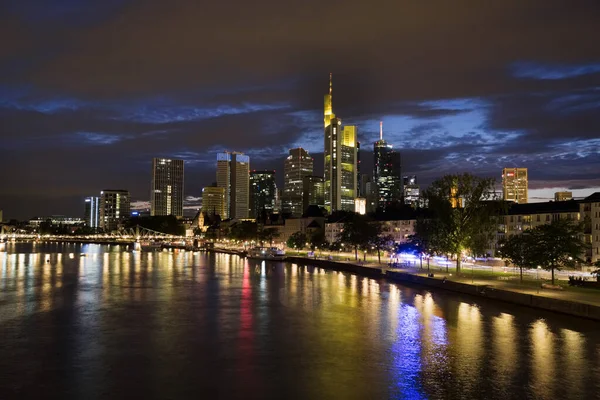 Luces Ciudad Frankfurt Comienza Brillar Durante Hora Azul —  Fotos de Stock