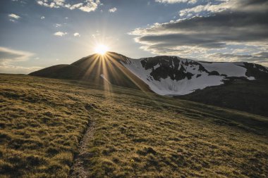 Dağlarda güzel bir gün batımı