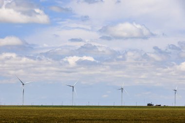 Rüzgar türbinleri Batı Teksas 'taki çiftliklerin yakınında elektrik üretir..
