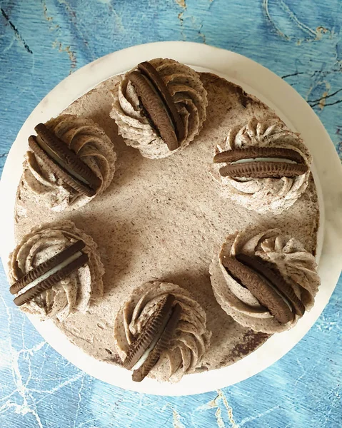 Торт Шестью Сливочными Вихрями Шоколадным Печеньем Сверху — стоковое фото
