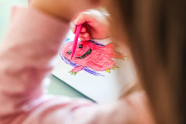 Menina Desenha Monstro Rosa Sorridente Com Cabelo Roxo Olhar Baixo — Fotografia de Stock