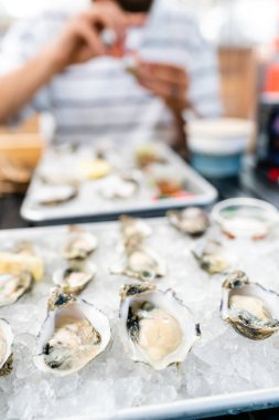 Restoranda buzdaki istiridyelerin yakın plan görüntüsü.