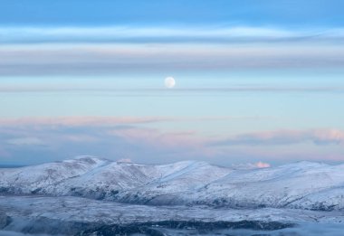 Karlı beyaz dağların panoramik fotoğrafları