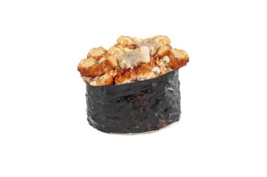 Beyaz arka planda yılan balığı olan geleneksel Japon gunkan suşisi.