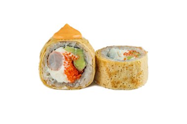 Beyaz arka planda karides ve omlet ile Japon suşisi.