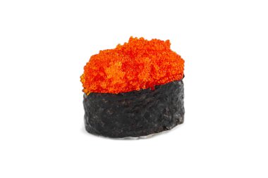 Beyaz arka planda tobiko havyarlı Japon gunkan suşisi.