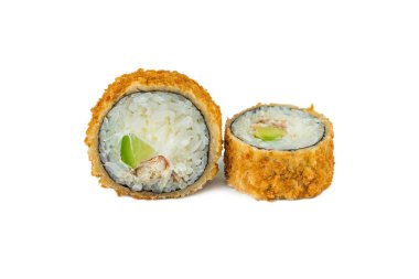 Japon usulü kızarmış suşi beyaz arka planda.