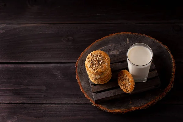 Taze Sağlıklı Süt Yapımı Kurabiyeler Koyu Ahşap Masada — Stok fotoğraf