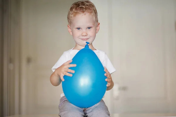 Blond Jongen Witte Kleren Houdt Spelen Met Een Blauwe Ballon — Stockfoto