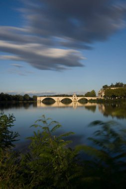Uzun pozlama, Iconic Pont d 'Avignon Rhone Nehri üzerinde, Fransa
