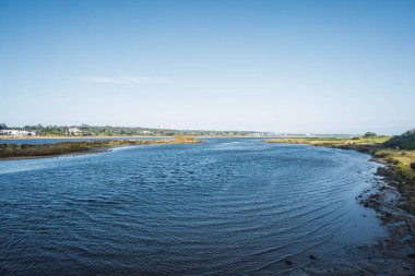 Sahille çevrili denizdeki körfez.