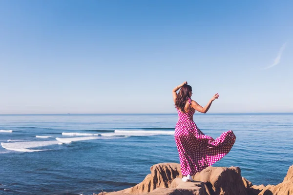 Mujer Vestida Con Vestido Rosa Acantilado Con Vistas Océano —  Fotos de Stock