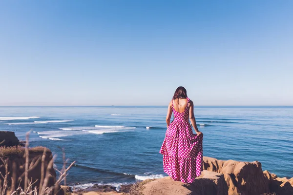 Mujer Vestida Con Vestido Rosa Acantilado Con Vistas Océano —  Fotos de Stock