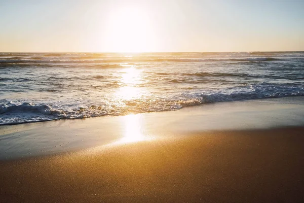 Ondas Quebrando Costa Praia Com Espuma Pôr Sol — Fotografia de Stock