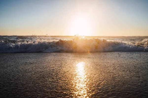 Ondas Quebrando Costa Praia Com Espuma Pôr Sol — Fotografia de Stock