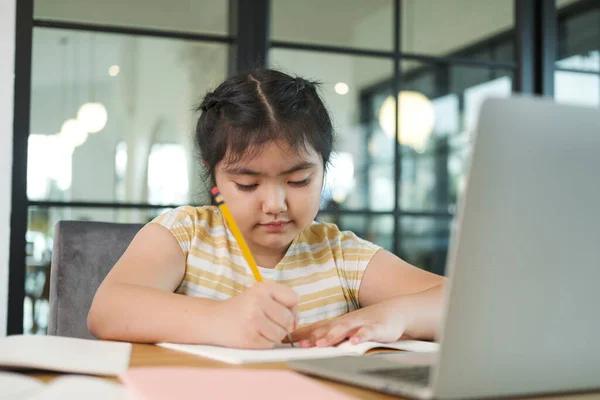 Menina Crianças Usando Computador Portátil Estudando Online — Fotografia de Stock