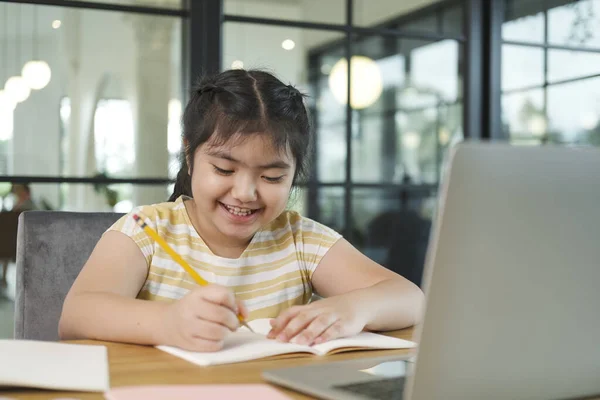 Menina Crianças Usando Computador Portátil Estudando Online — Fotografia de Stock