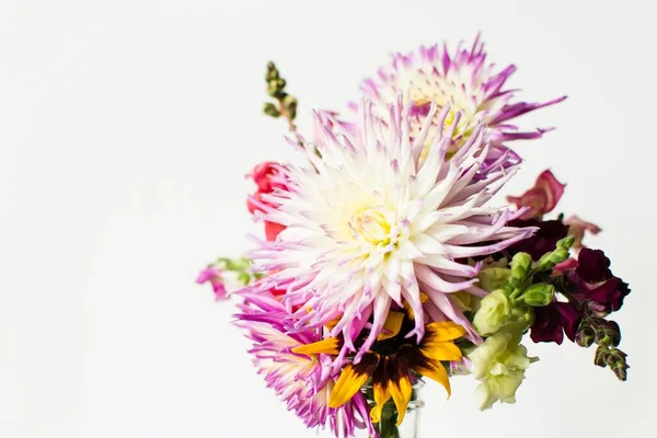 Garden Flower Arrangement Including Dahlias Snapdragons — Stock Photo, Image