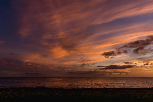Coucher Soleil Nuageux Hawaïen Arc Ciel Avec Silhouettes — Photo