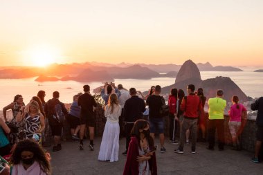Turistlere güzel bir manzara Dağdan şehire gün doğumunun tadını çıkarıyor