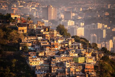 Rio de Janeiro 'daki yamaçtan gecekondu mahallesine güzel bir gün doğumu manzarası