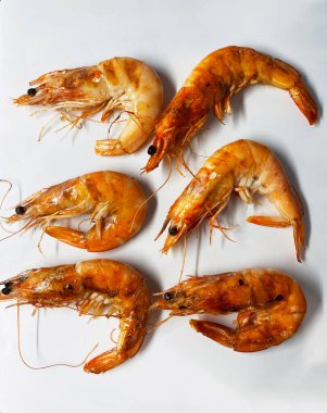 beyaz zemin üzerine pişmiş karides