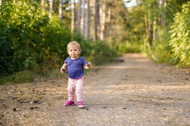 Orman yolunda duran küçük çocuk