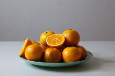 Yeşil tabakta portakallar