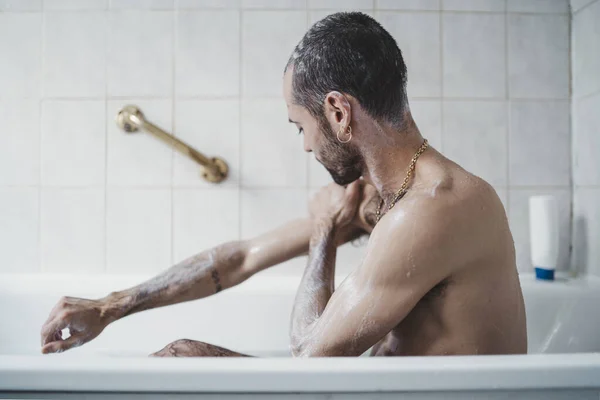 Primer Plano Afeitado Hombre Blanco Bañera Lathering Brazo — Foto de Stock