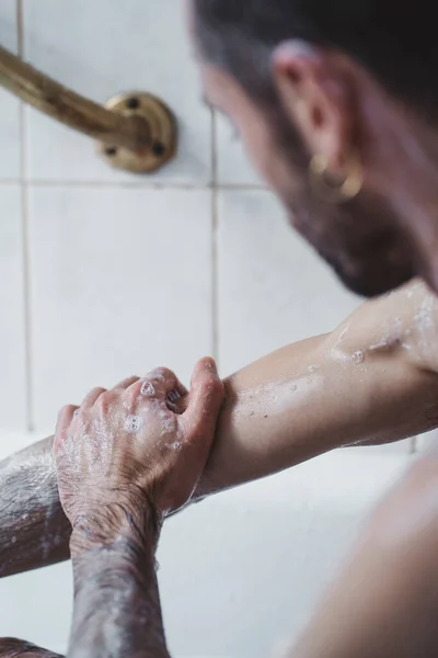 Hombre Blanco Enjabonando Brazo Con Mano — Foto de Stock