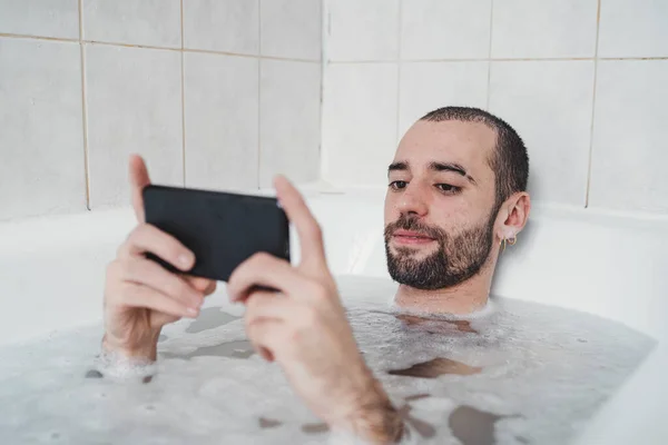 Sonriente Hombre Blanco Relajándose Agua Viendo Teléfono Móvil Negro — Foto de Stock