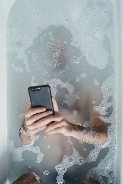 Gros Plan Homme Tenant Téléphone Avec Tête Sous Eau — Photo